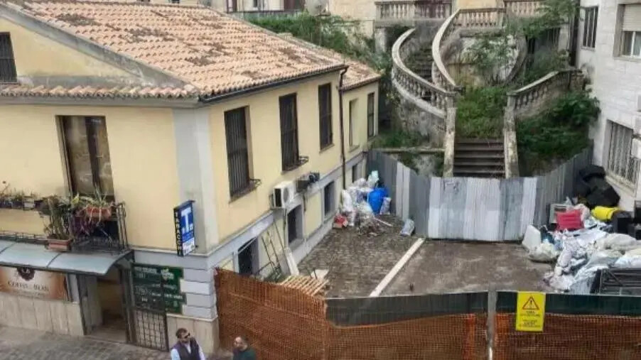 images A Catanzaro rifiuti davanti un'attività commerciale, Costa: "Quando il Comune è il primo a non rispettare le regole"