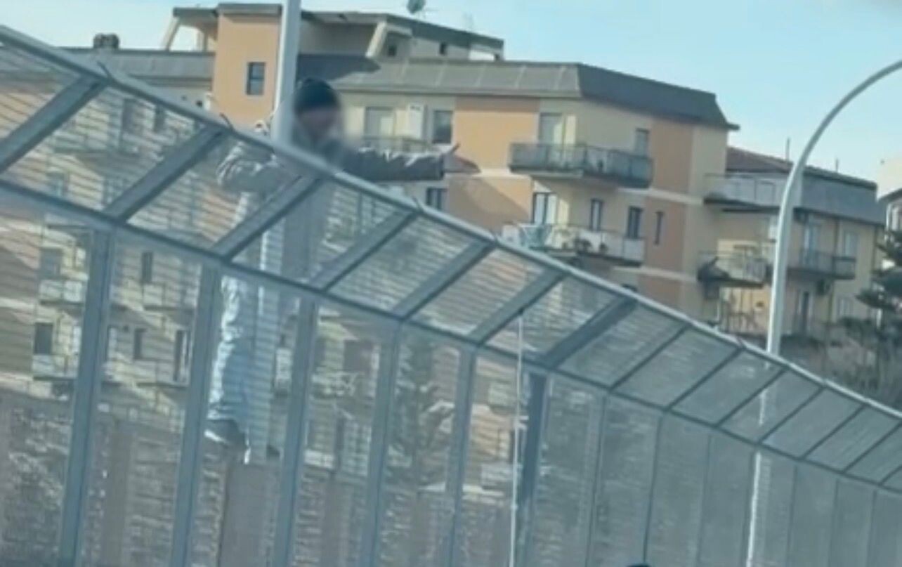 images Catanzaro, minaccia di lanciarsi nel vuoto: paura per un uomo sul Ponte Morandi
