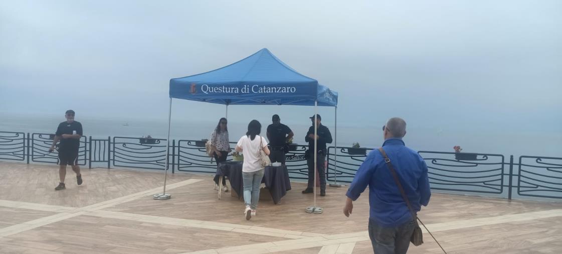 images Giornata internazionale dei bambini scomparsi, a Catanzaro la campagna di sensibilizzazione della polizia 