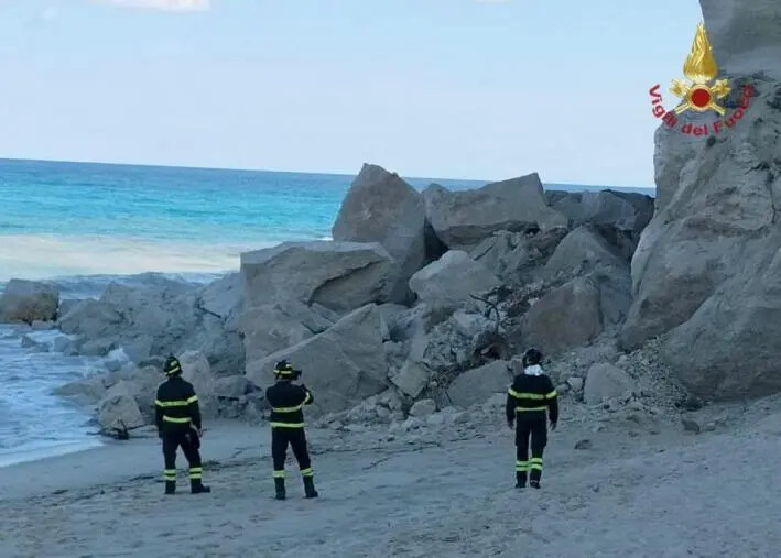 images Tropea, crolla parte del costone dell’isola: escluso coinvolgimento di persone