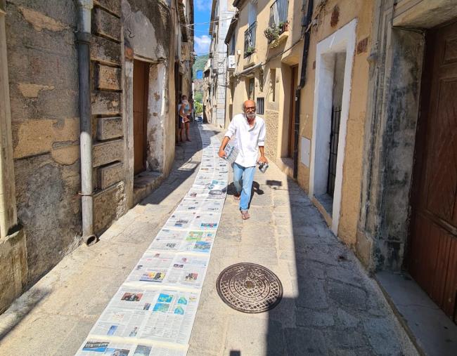 Badolato, striscia chilometrica di giornali nel centro storico in nome della Pace images Badolato, striscia chilometrica di giornali nel centro storico in nome della Pace