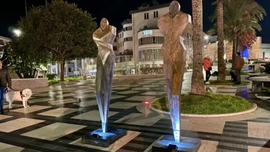 Catanzaro, illuminate le sculture di Nuccio Loreti in piazza Matteotti images Catanzaro, illuminate le sculture di Nuccio Loreti in piazza Matteotti