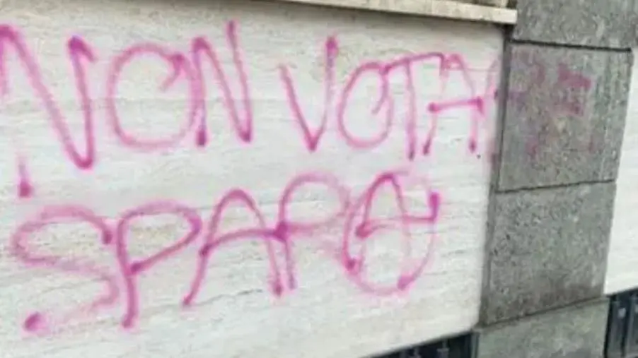 "Non votare spara", imbrattato l'ufficio di Klaus Davi a Milano  images "Non votare spara", imbrattato l'ufficio di Klaus Davi a Milano