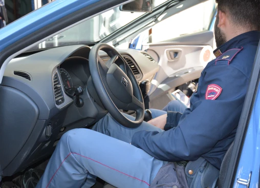 Vibo, viola il divieto di avvicinamento e aggredisce l’ex compagno: arrestata