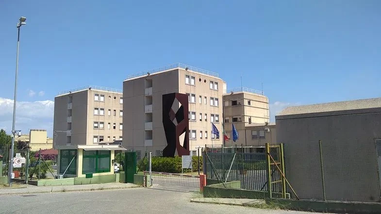 Disordini al carcere di Rossano, aggredito un agente: detenuto sorpreso con telefono, droga e coltello