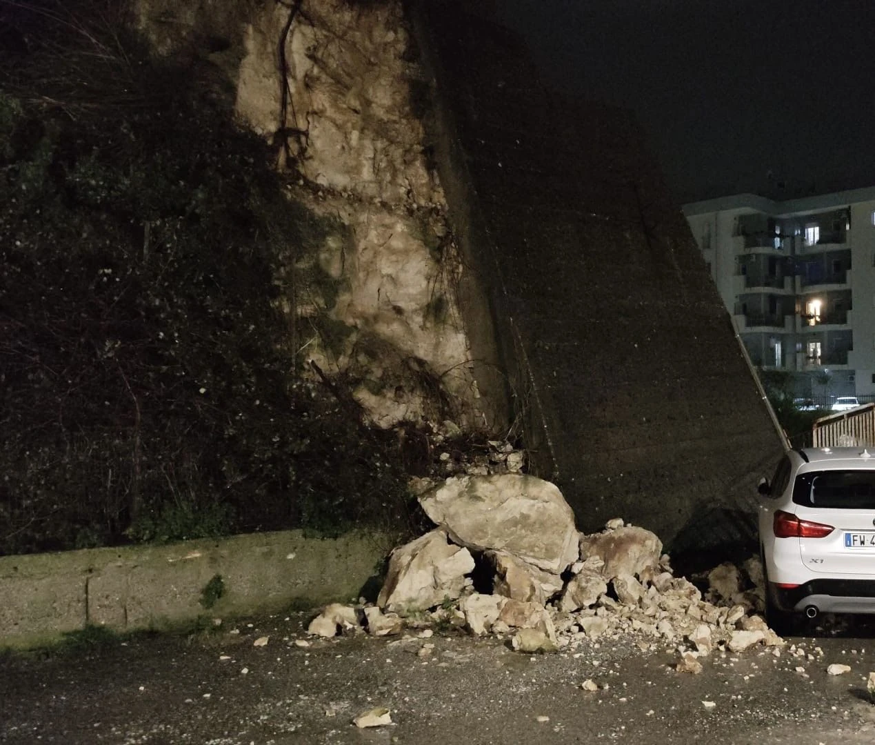 Maltempo a Catanzaro, crollo di un muro in via Barrio: intervento dei Vigili del Fuoco