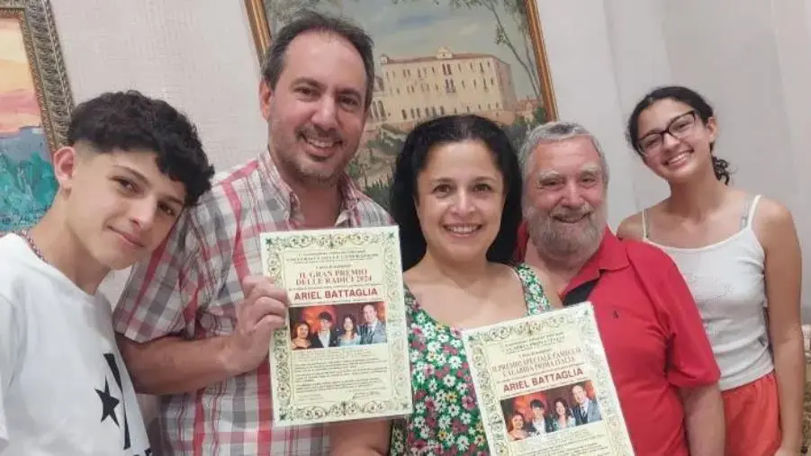 Doppia premiazione per la famiglia italo-argentina di Ariel Battaglia: “Calabria Prima Italia” e "Radici" images Doppia premiazione per la famiglia italo-argentina di Ariel Battaglia: “Calabria Prima Italia” e "Radici"