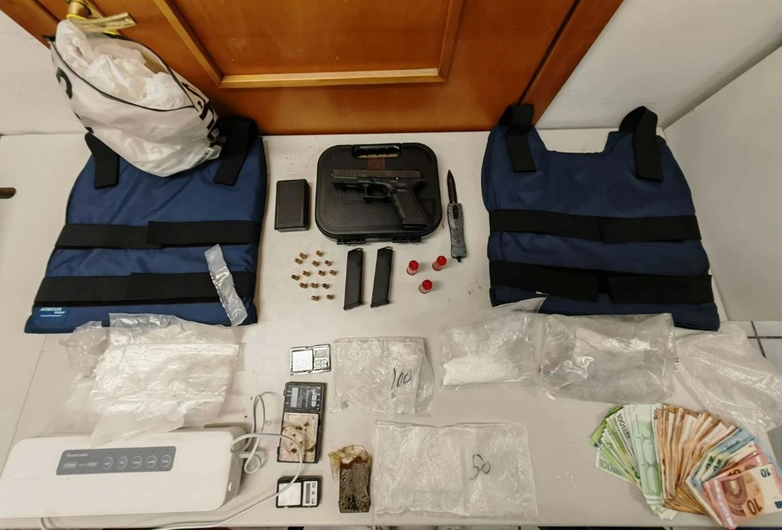 Crotone, spaccio di droga e detenzione illegale di arma da fuoco: un arresto e due denunce