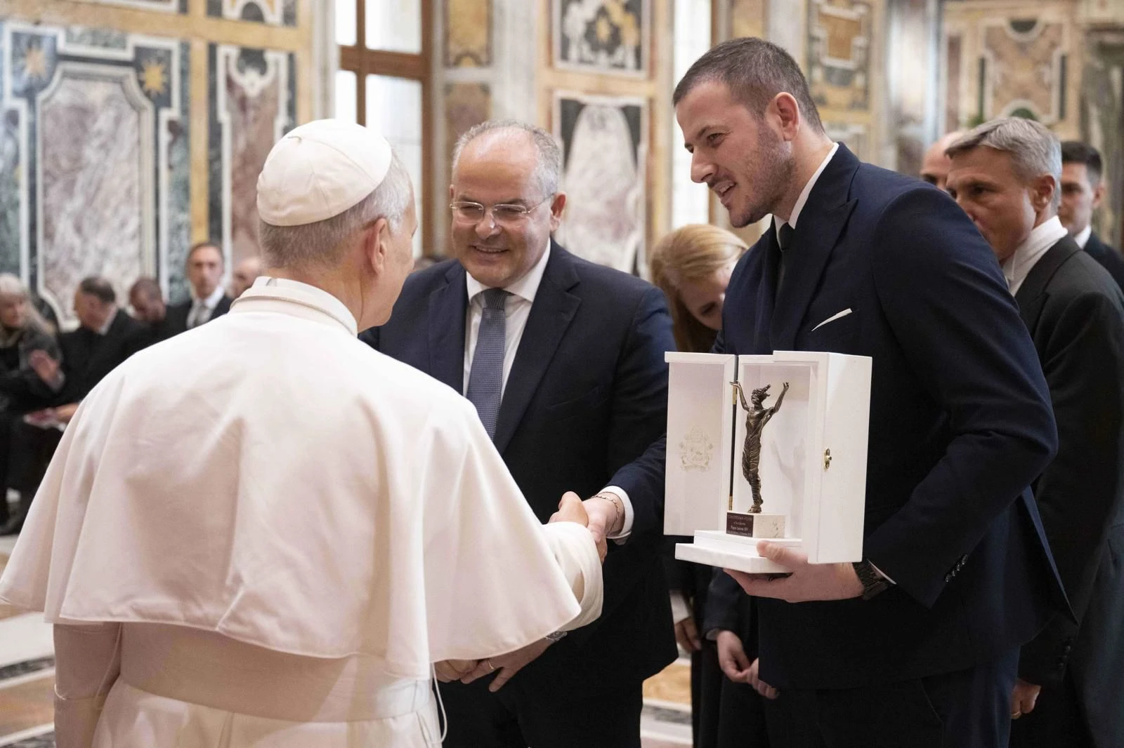 Michele e Antonio Affidato da Papa Leone XIV: consegnata la scultura del Cristo Risorto ispirata alla Risurrezione del Fazzini 
