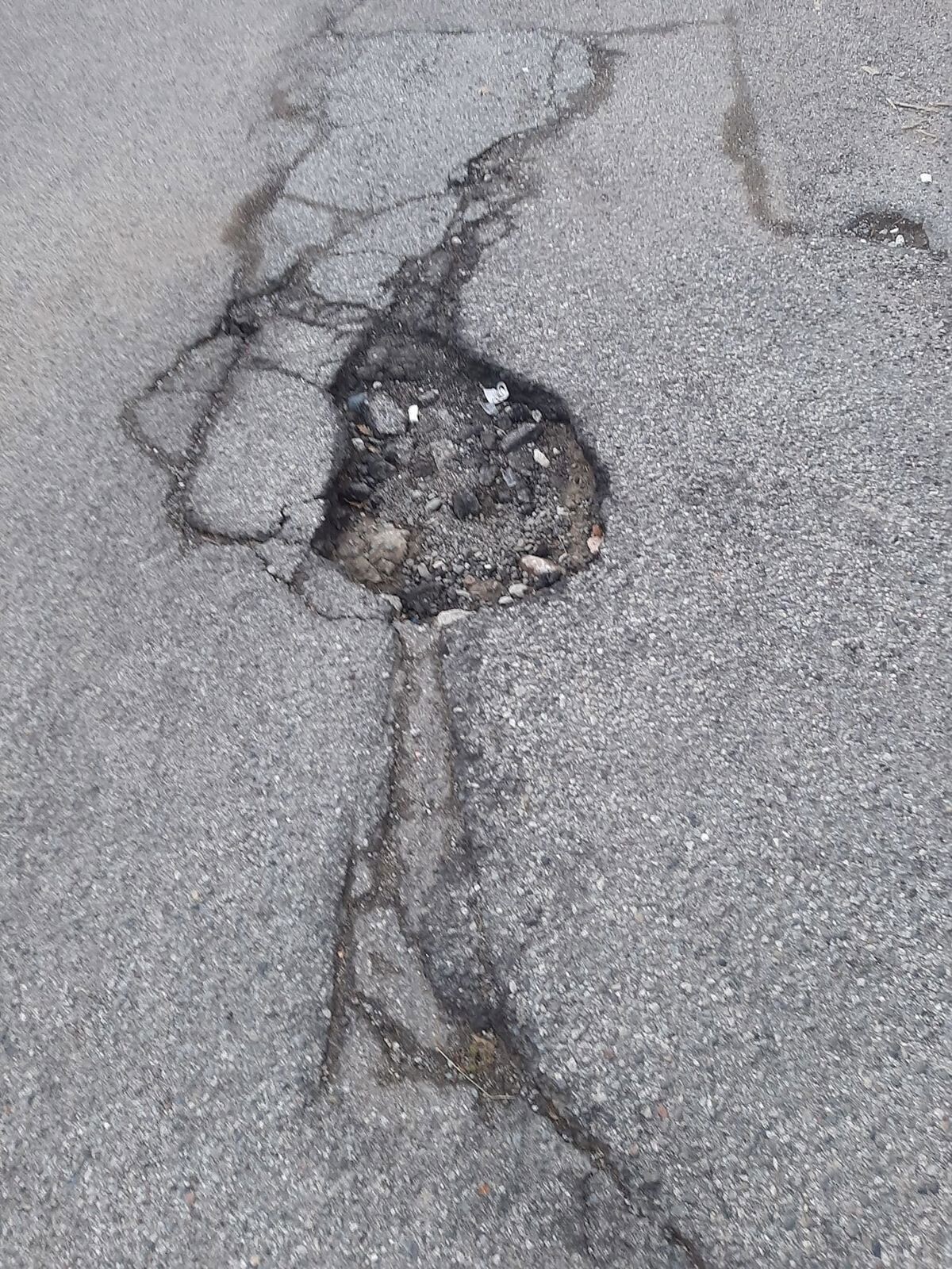 images Catanzaro, in via Sinopoli le buche sulla strada sono ancora lì e nessuno interviene