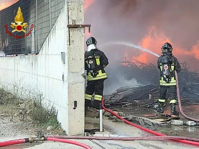 Incendio in una discarica a San Mauro Marchesato: vigili del fuoco sul posto con 4 squadre
images Incendio in una discarica a San Mauro Marchesato: vigili del fuoco sul posto con 4 squadre