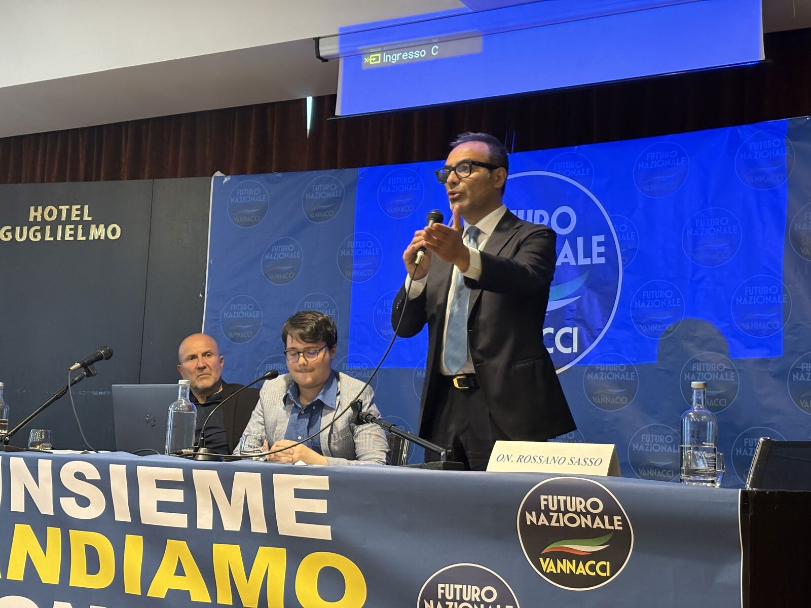 Il ciclone Vannacci investe Catanzaro: il battesimo di Futuro Nazionale agita il centrodestra (VIDEO) images Il ciclone Vannacci investe Catanzaro: il battesimo di Futuro Nazionale agita il centrodestra (VIDEO)