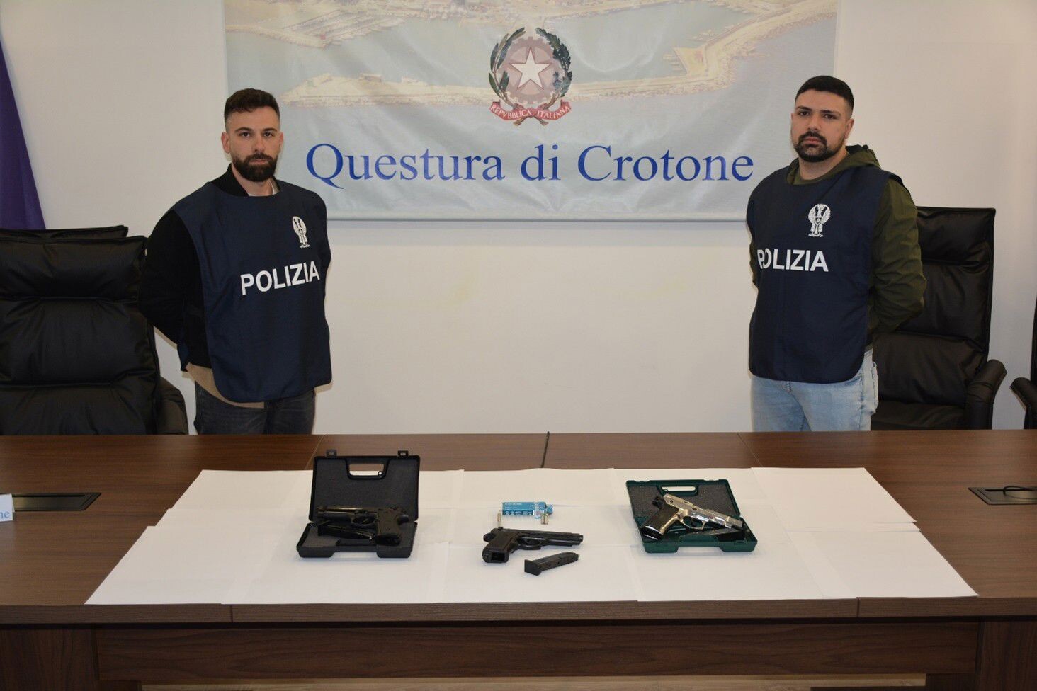images Colpi d’arma da fuoco davanti ad un istituto scolastico di Crotone: identificati 4 giovani