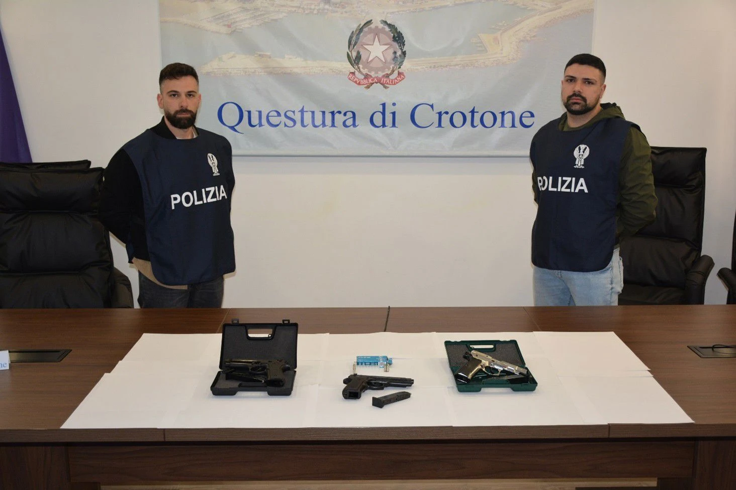 Colpi d’arma da fuoco davanti ad un istituto scolastico di Crotone: identificati 4 giovani