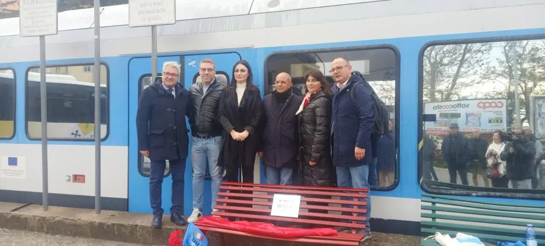 images No alla violenza sulle donne: Ferrovie della Calabria inaugura due panchine rosse a Catanzaro e Cosenza