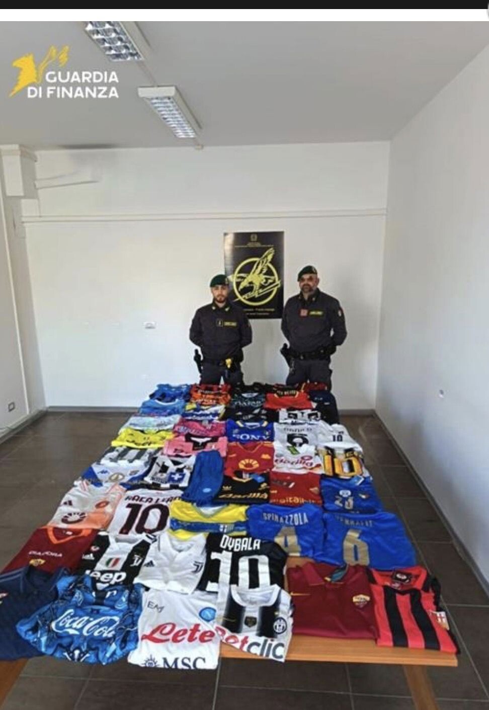 images Vendeva online magliette di squadre contraffatte:  catanzarese denunciato