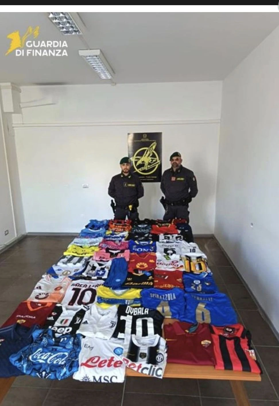 Vendeva online magliette di squadre contraffatte:  catanzarese denunciato