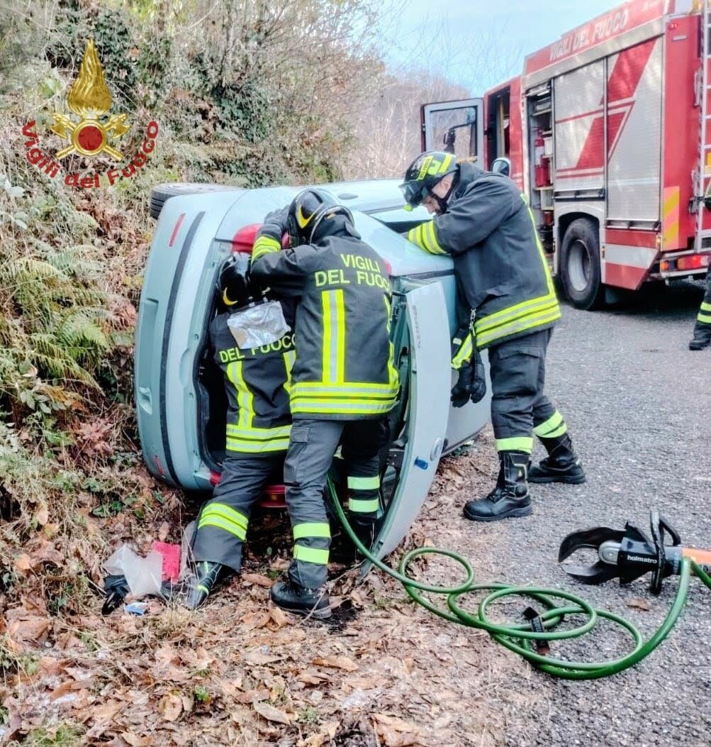 images Cosenza, perde il controllo dell'auto e si ribalta: 70enne ferita