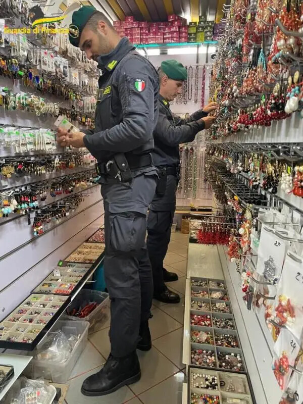images Catanzaro, sequestrati oltre 63.000 accessori tra bigiotteria, apparecchi elettrici e prodotti per le feste 