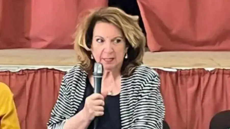 images Feltri e le cameriere, incredulità e disgusto di una prof di Catanzaro