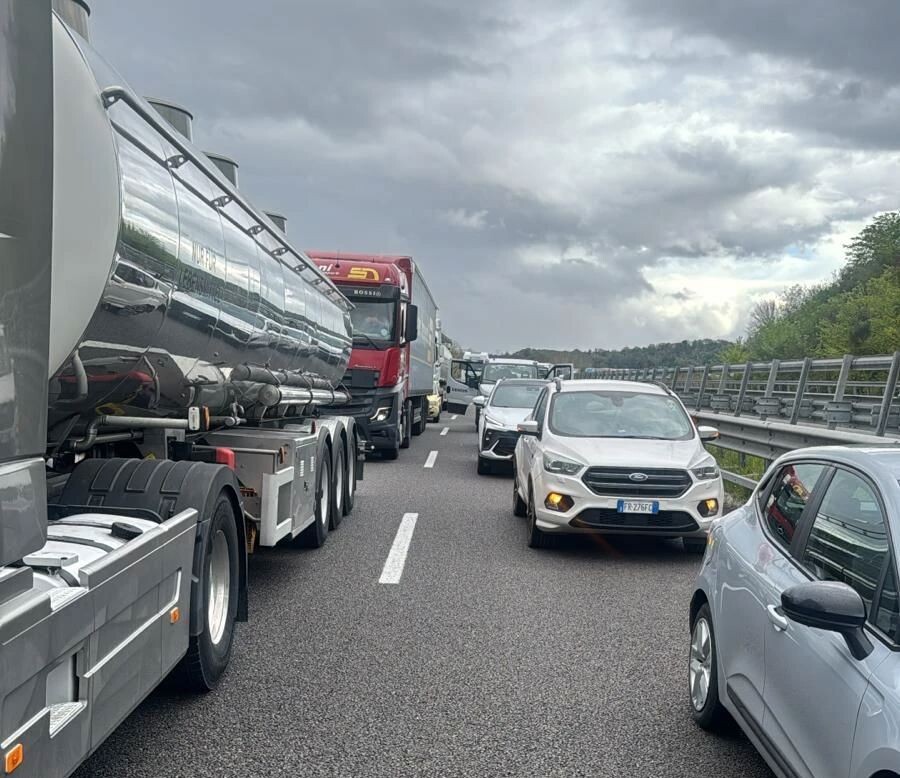 images Autoarticolato fuori strada sulla A2  tra gli svincoli di Rosarno e Mileto: ferito il conducente