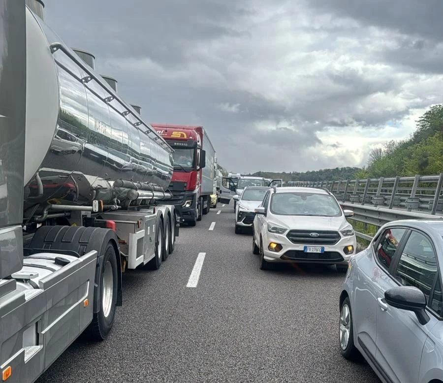 Autoarticolato fuori strada sulla A2  tra gli svincoli di Rosarno e Mileto: ferito il conducente