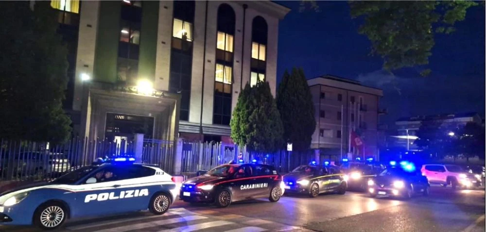 Vibo Valentia, su di lui pende il Daspo Willy ma viene ‘beccato’ in un esercizio commerciale: scatta la denuncia 