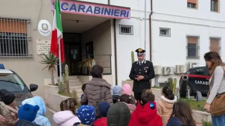 images Isola Capo Rizzuto, i bambini della scuola per l’infanzia visitano la Tenenza Carabinieri
 