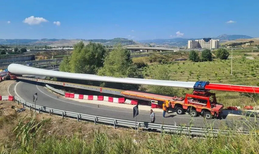 Catanzaro, pala eolica incastrata nello svincolo per Germaneto: traffico in tilt images Catanzaro, pala eolica incastrata nello svincolo per Germaneto: traffico in tilt
