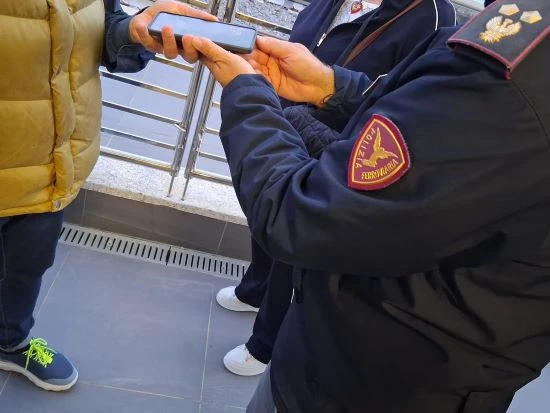 Catanzaro, la Polizia ferroviaria restituisce un cellulare rubato: identificato e denunciato il responsabile