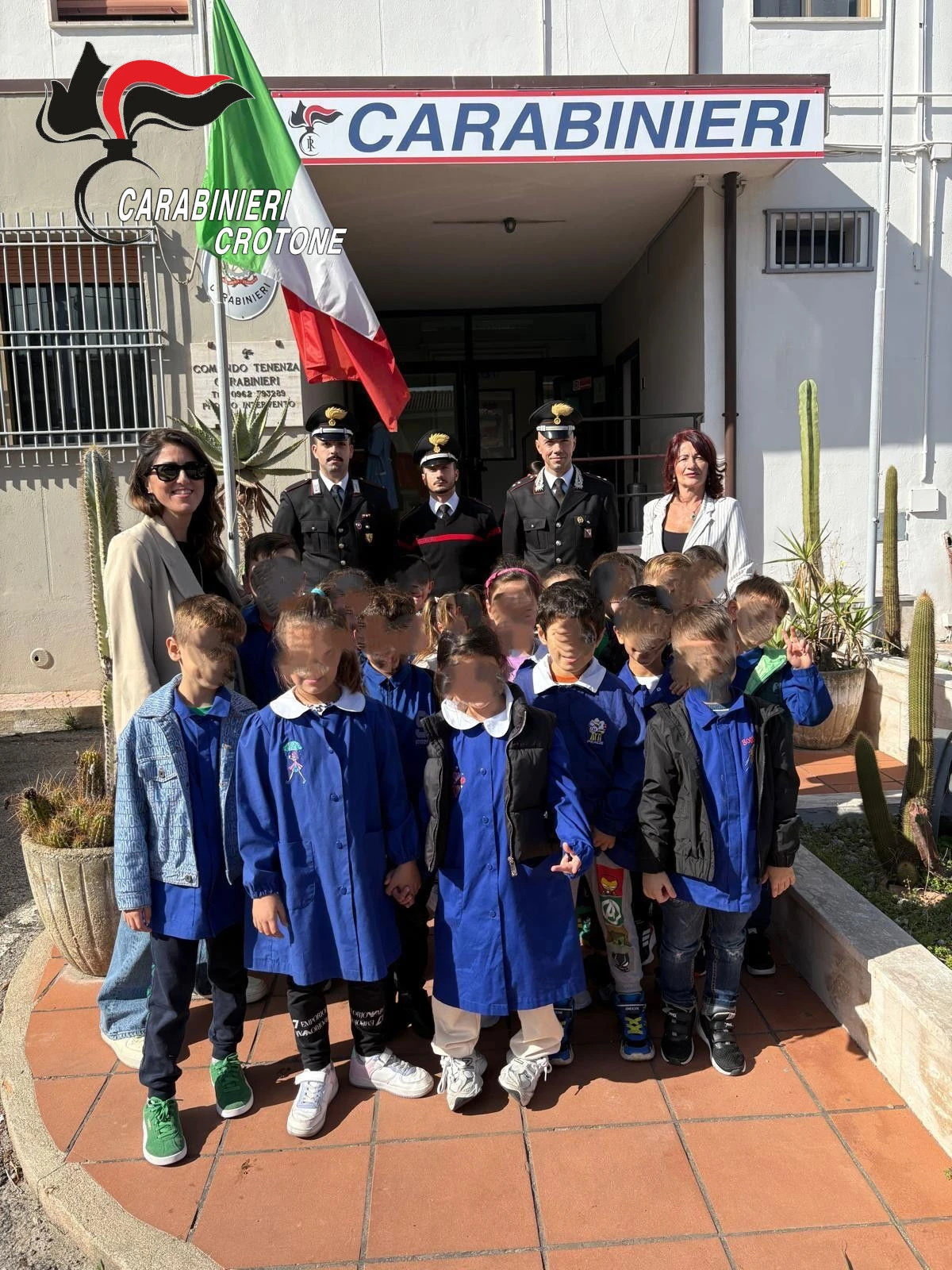 Isola Capo Rizzuto, progetto legalità. I carabinieri della tenenza ricevono i bambini della primaria