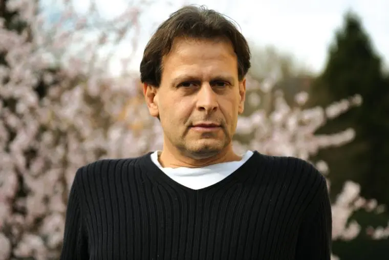 images Il cantautore calabrese Maurizio Costanzo: "Chi scrive canzoni ha bisogno di dare un nome alle cose della vita"