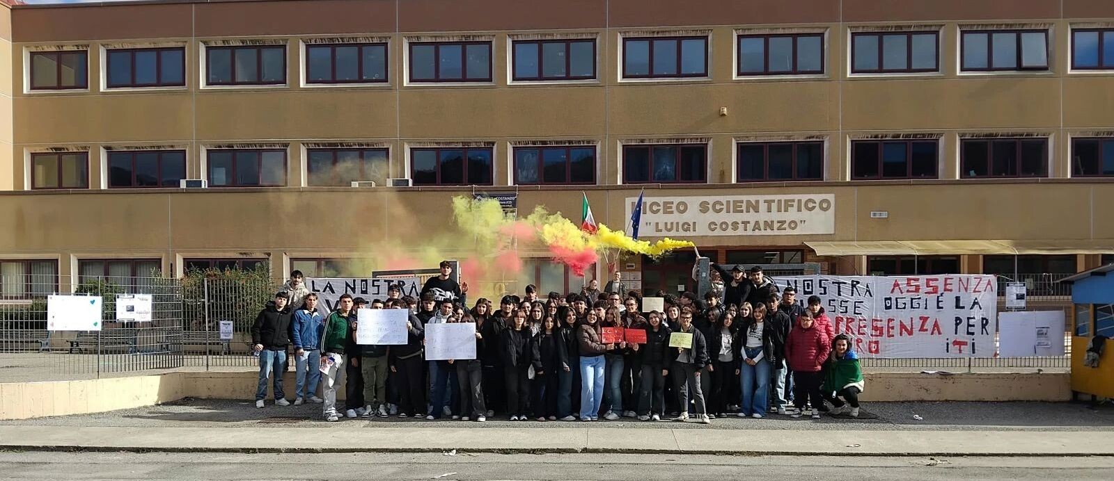images Sciopero nazionale, la voce degli studenti davanti all’IIS “L. Costanzo” a Decollatura