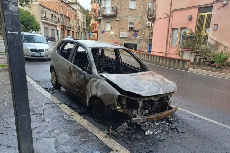 images Incendiata l'auto del giornalista Luigi Cristaldi, Occhiuto: "Grave e vile intimidazione"