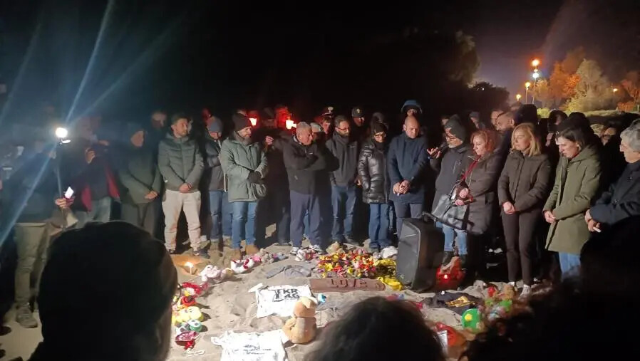 images Strage di Cutro, Bosco e Buccolieri ricordano le vittime sulla spiaggia