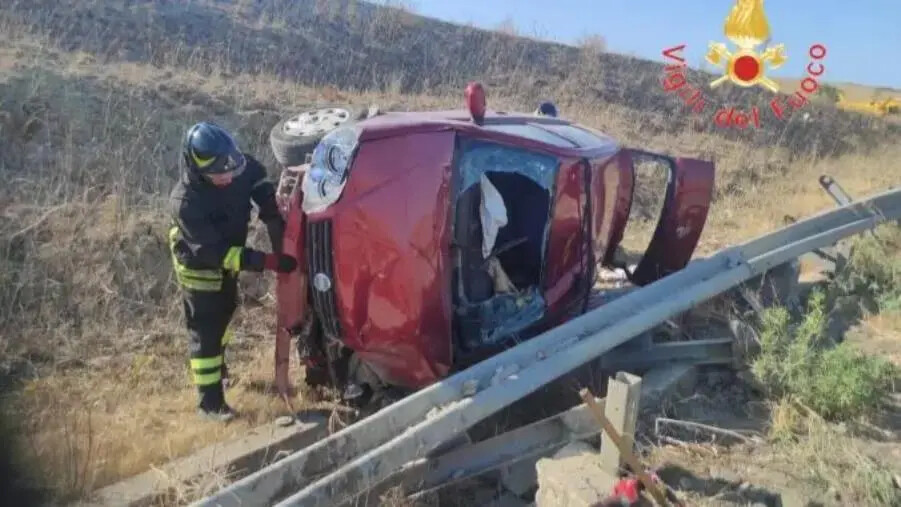 images Crotone, perde il controllo dell’auto e finisce fuori strada 