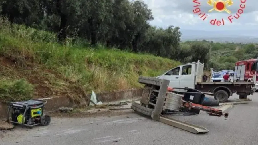 A Lamezia furgone perde il controllo e finisce contro un muretto, 3 feriti: 2 gravi  images A Lamezia furgone perde il controllo e finisce contro un muretto, 3 feriti: 2 gravi