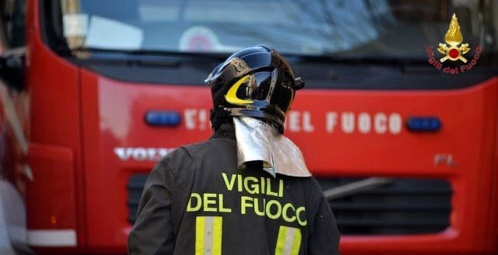 images A Cinquefrondi padre, madre e figlia soccorse dai vigili del fuoco: avevano accusato un malore dopo il travaso di mosto 