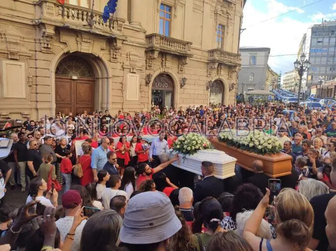images Catanzaro, l'addio straziante a Emanuele e alla piccola Giorgia