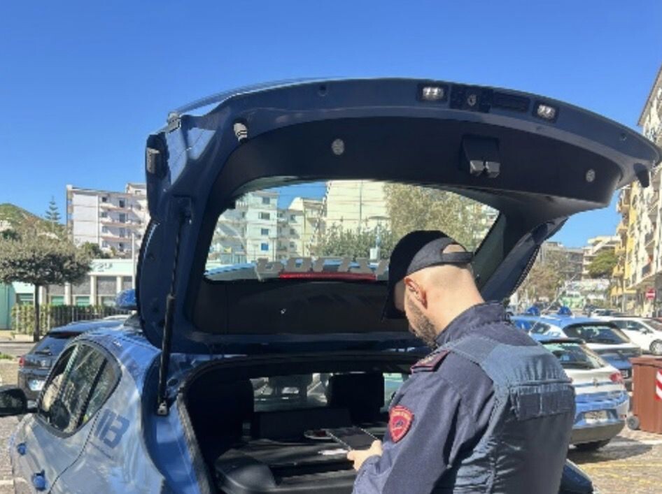 images Crotone, evade i domiciliari e semina il panico in centro con un’ascia: arrestato