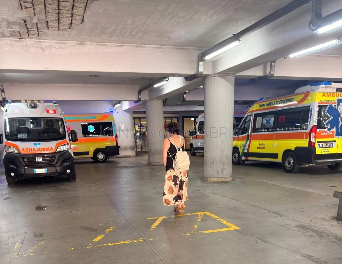 Catanzaro, ambulanze bloccate al Pronto Soccorso per mancanza di barelle