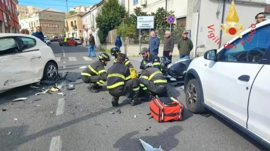 Scontro tra auto e moto nella zona sud di Catanzaro: ferito il centauro images Scontro tra auto e moto nella zona sud di Catanzaro: ferito il centauro
