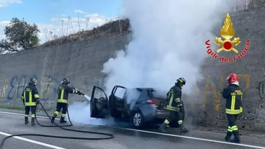 images Auto in fiamme lungo la Statale 106 nel Crotonese, illeso il conducente 
