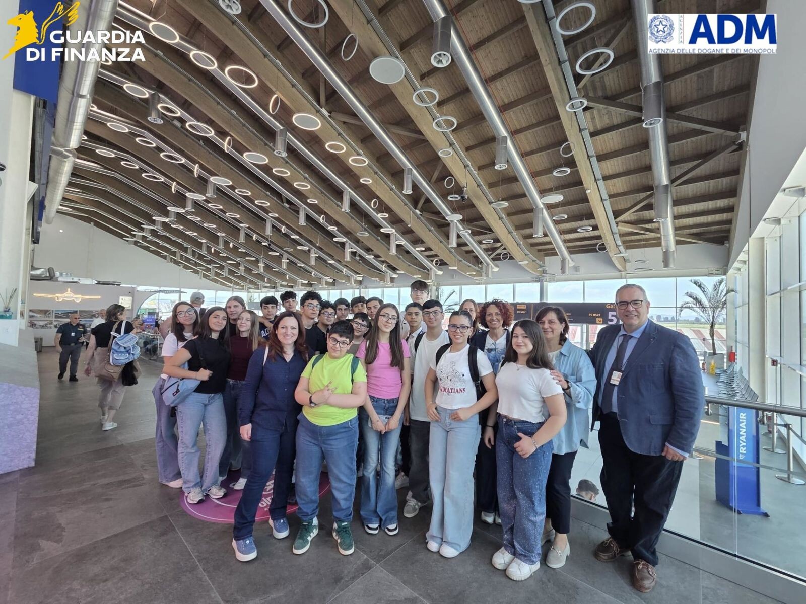 images Studenti “doganieri per un giorno” all’aeroporto di Lamezia: si chiude il progetto sulla
legalità