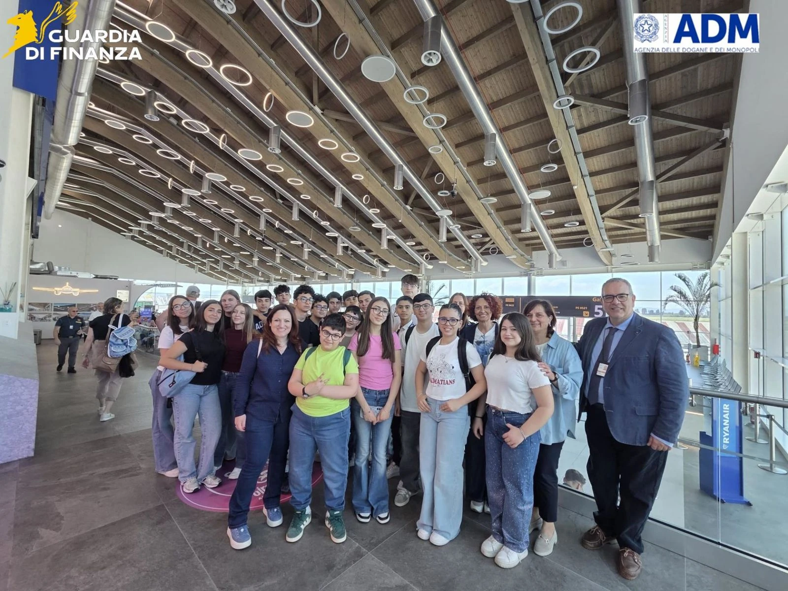 Studenti “doganieri per un giorno” all’aeroporto di Lamezia: si chiude il progetto sulla
legalità