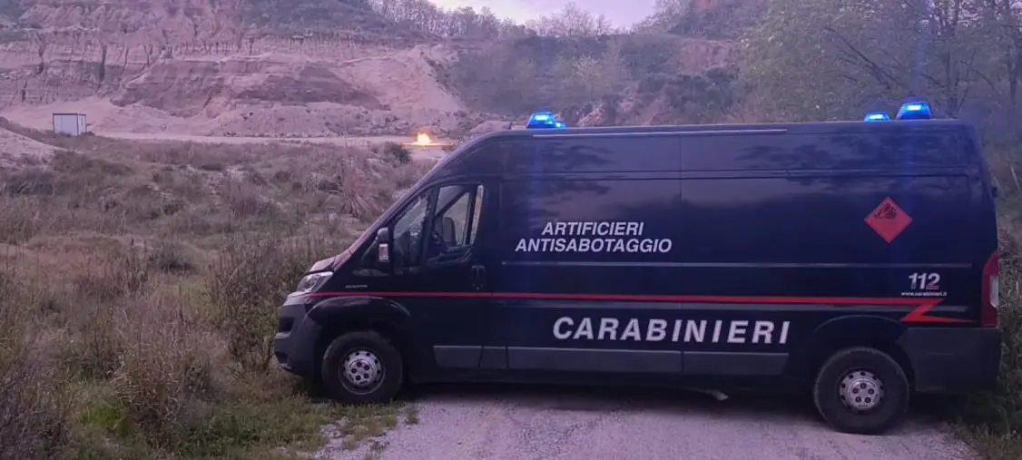 images Borgia, trovata bomba a mano della II guerra mondiale: gli Artificieri bonificano l'area