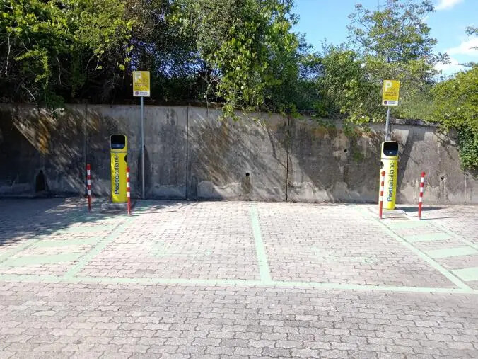 images Poste, a San Calogero la prima colonnina di ricarica delle auto della provincia