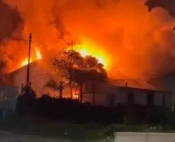 Paura alla Tonnara di Palmi: fiamme al lido "Sunset" durante la Festa della Donna