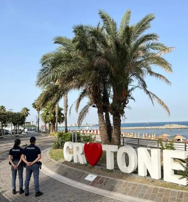 images Controlli della Polizia a Crotone e Cirò: 10 sanzioni al Codice della Strada con ritiro di parente (I DATI)  