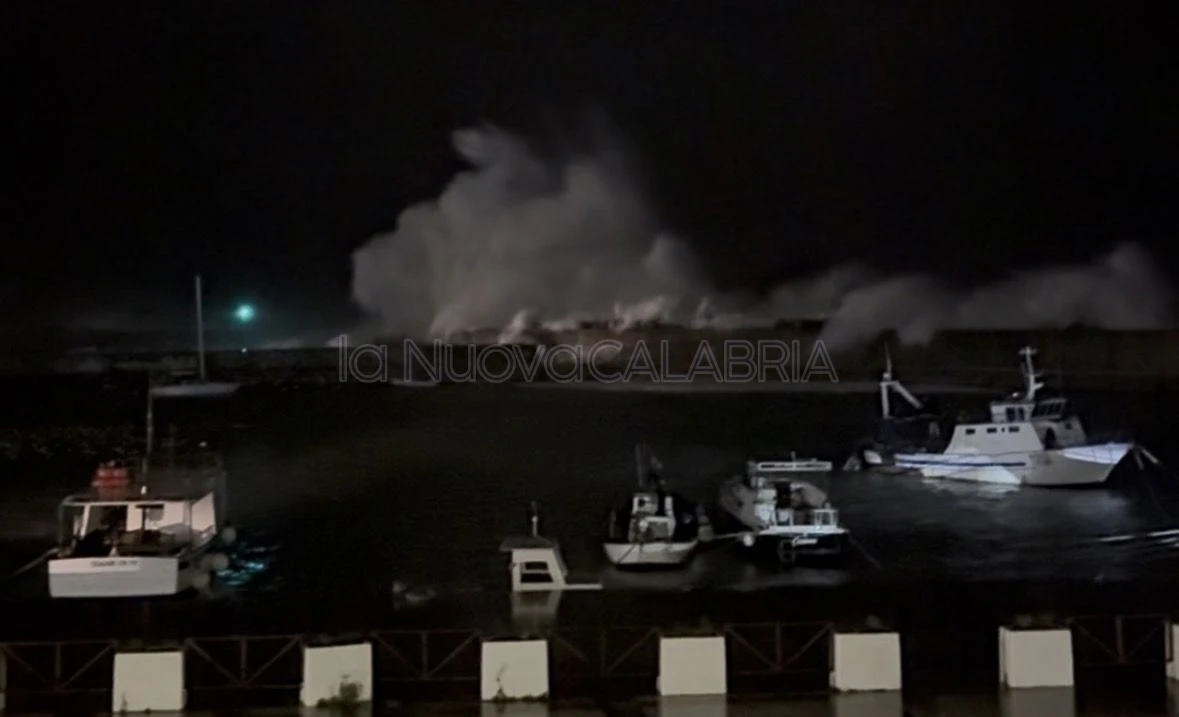La furia del ciclone Harry si abbatte su Catanzaro: onde di 6 metri travolgono il lungomare 